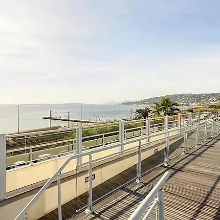 Апартаменти Rooftop Pool, Private Garden, At The Beach! *