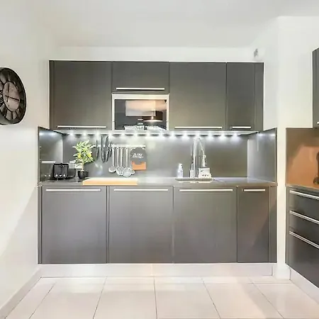 Rooftop Pool, Private Garden, At The Beach! Апартаменти Антіб