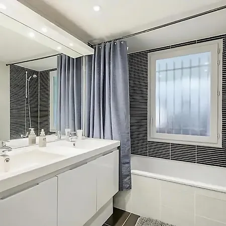 Rooftop Pool, Private Garden, At The Beach! Apartment