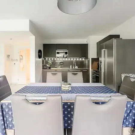 Апартаменти Rooftop Pool, Private Garden, At The Beach! *