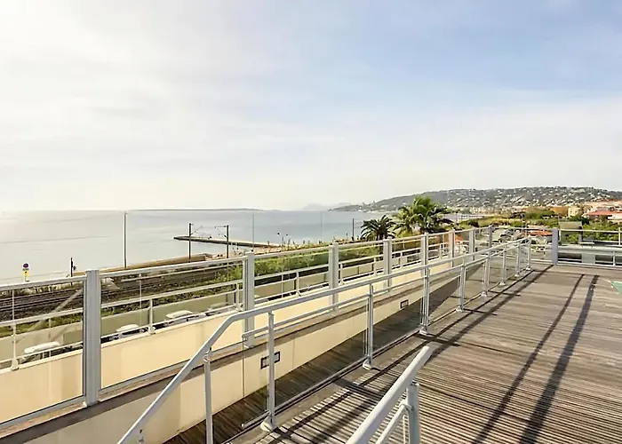 Апартаменти Rooftop Pool, Private Garden, At The Beach! *