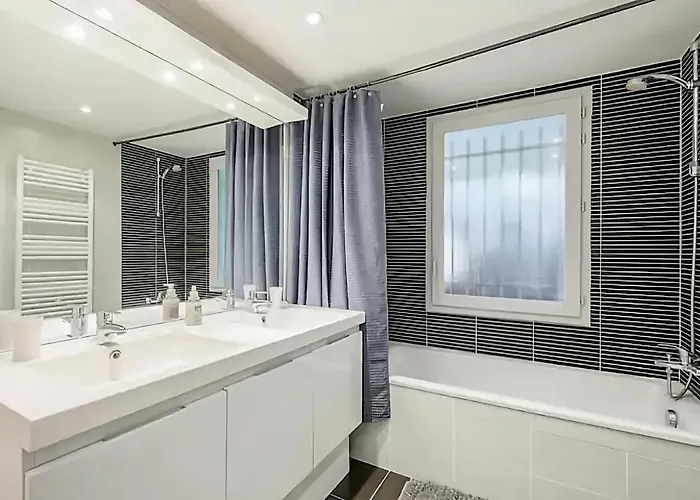 Rooftop Pool, Private Garden, At The Beach! Daire