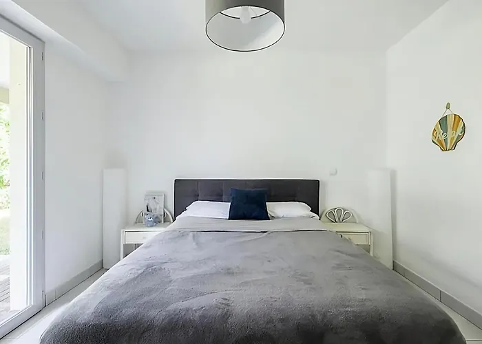 Rooftop Pool, Private Garden, At The Beach! * Antibes